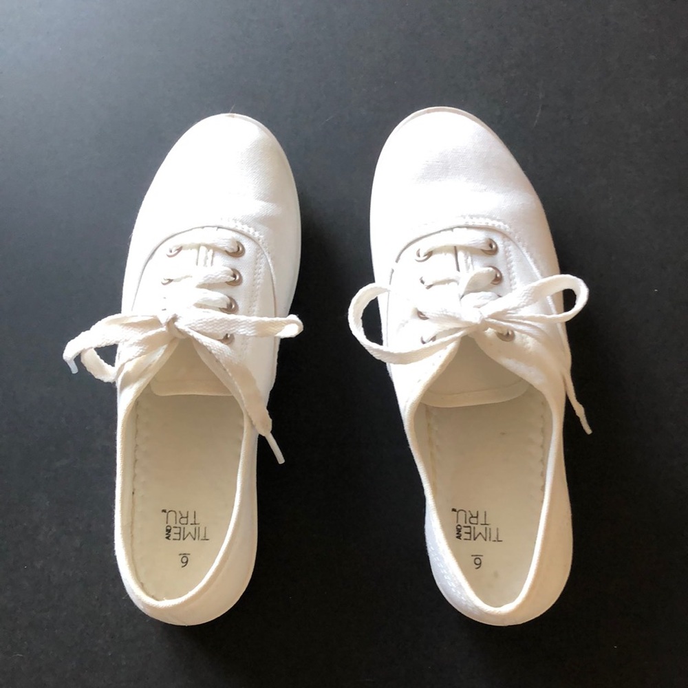 White women’s tennis shoes